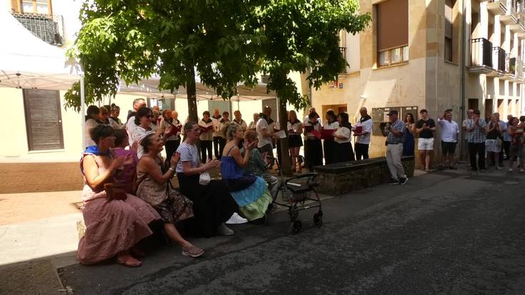 Bertsoez, abesbatzaren emanaldiaz eta hamaiketakoaz gozatu ahal izan dute segurarrek San Joan eguerdian