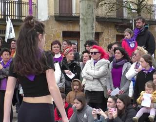 Aske talde feministaren mezuak ozen entzun ziren plazan