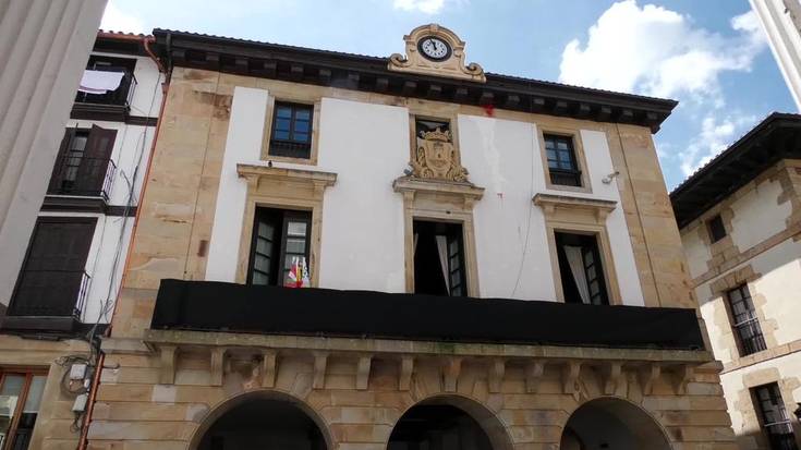 COVID-19ak hildakoak gogoratu dituzte jaietako txupinazoa jaurtiko litzatekeen unean