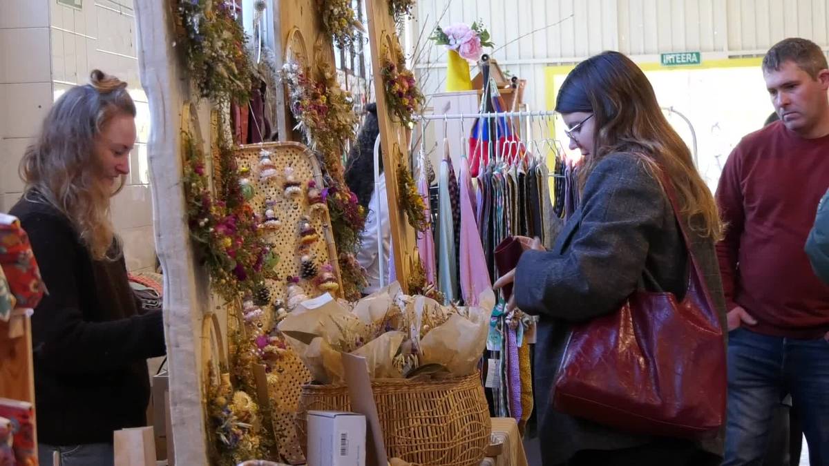 Dinagu Kolektiboaren azoka ibiltariak geldialdia egin zuen Biziolan