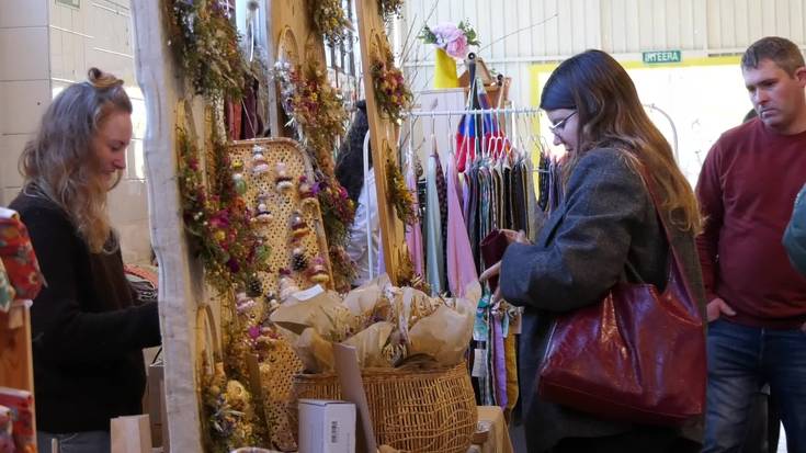 Dinagu Kolektiboaren azoka ibiltariak geldialdia egin zuen Biziolan