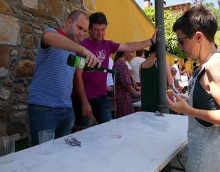 Txakolinaren bueltan elkartu ziren festak agurtzeko