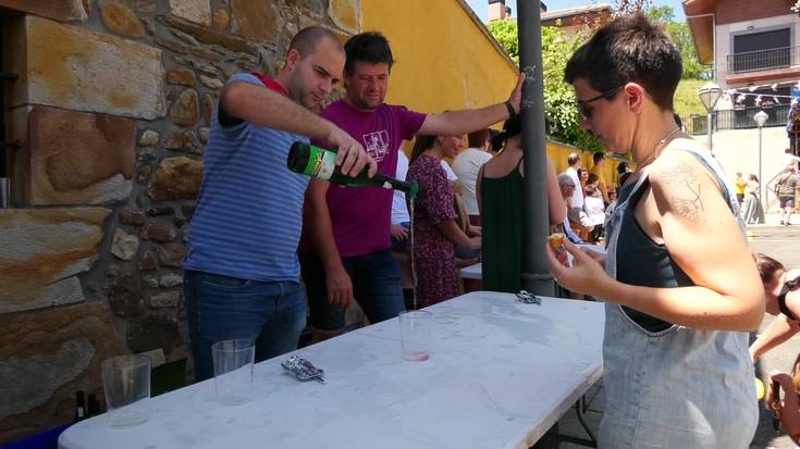 Txakolinaren bueltan elkartu ziren festak agurtzeko