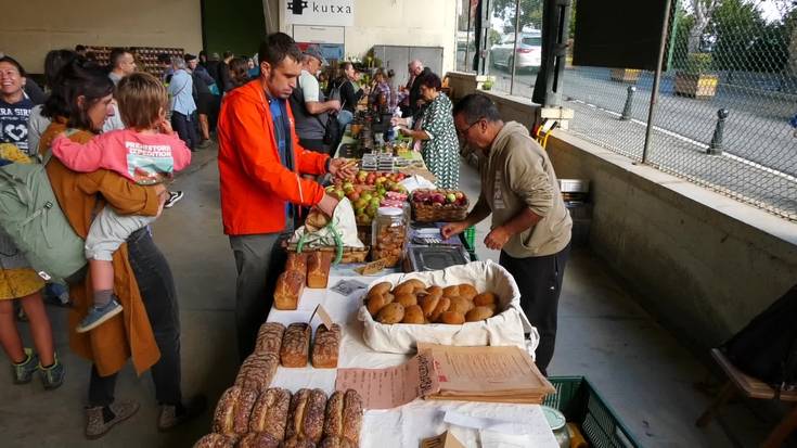 Ekoizle eta artisau ekologikoen eskaintzak jende ugari erakarri zuen
