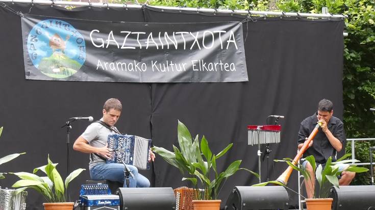 Aramako parkean egin zuten II. Trikiti Jaialdia
