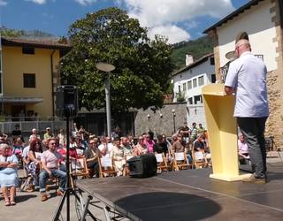 Joxe Azurmendi filosofo zegamarra omendu zuten jaioterrian bere heriotzaren urteurrenean