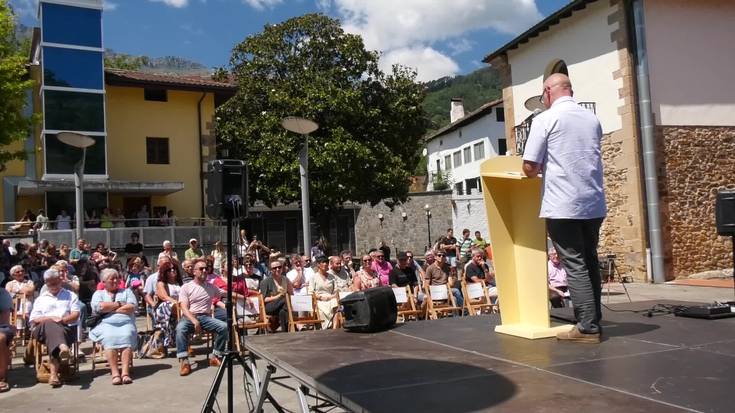 Joxe Azurmendi filosofo zegamarra omendu zuten jaioterrian bere heriotzaren urteurrenean