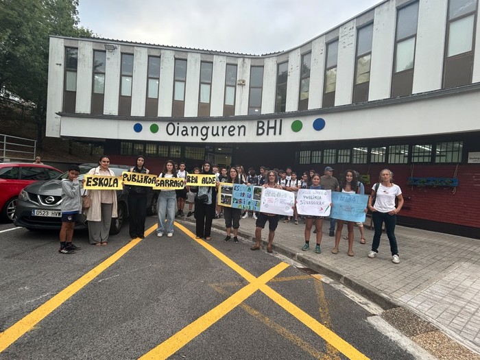 Eskola garraiorik gabe, ikasleak institutura berandu iritsi direla salatu dute Zaldibiako gurasoek