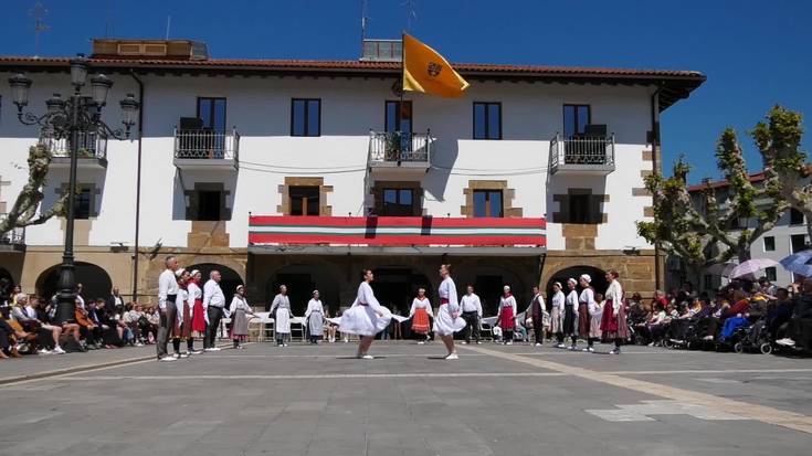 Festetako egun handian, udalbatzak dantza eskaini dio herriari
