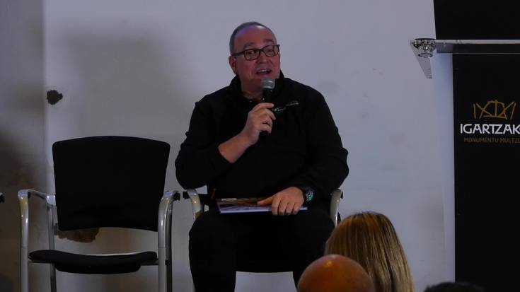 Lemniskata Zientzia Elkarteak matematika eta argazkilaritza uztartzen dituen  'Begirada Osagarriak' liburua aurkeztu du