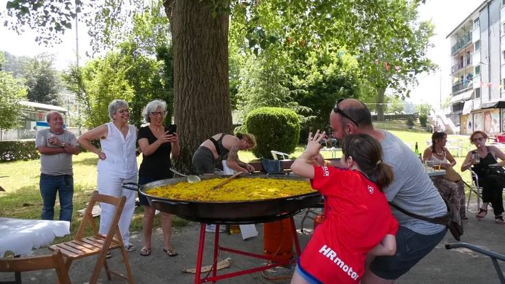 Paella erraldoia dastatu zuten auzotarrek Otegieneako festetan
