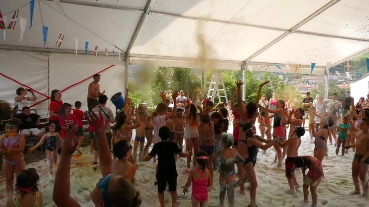 Apar eta kolore artean hasi zuten festa Altamiran