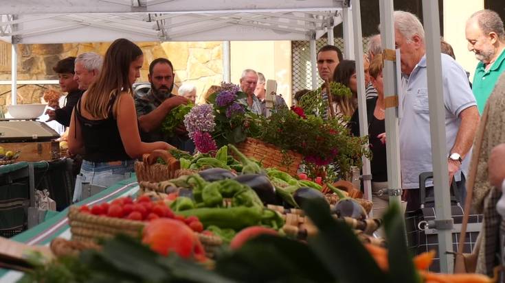 Aurtengo uztak utzitako fruitu eta barazki onenak aukeratu dituzte azokan