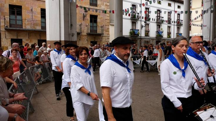 Agintariek ez zuten hutsik egin festetako sokadantzara