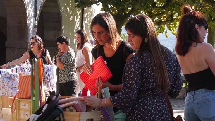 Emakume sortzaileak plazan bildu ditu Agirin talde feministak