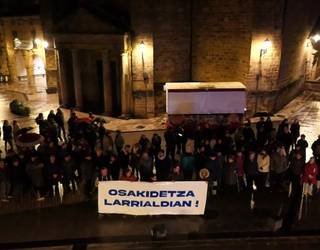 Herrian medikurik gabe geratuko direla eta, elkarretaratzea egin zuten dozenaka ataundarrek