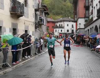 Beñat Ibañez eta Irati Zubizarreta lehenak Ataungo hiru auzoetako korrikaldian