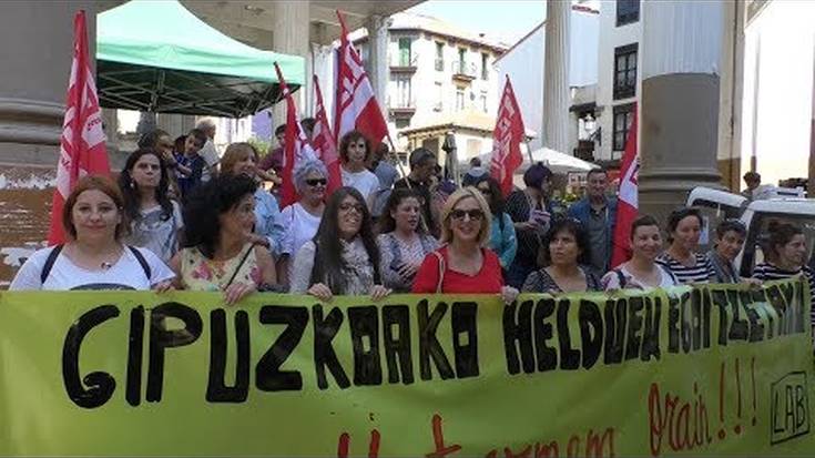 Gipuzkoako Helduen Egoitzetako langileek elkarretaratzea egin dute Ordiziako plazan