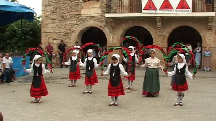 Goruntz dantza taldeko haurrak Gabirian dantzaldia eskaini dute