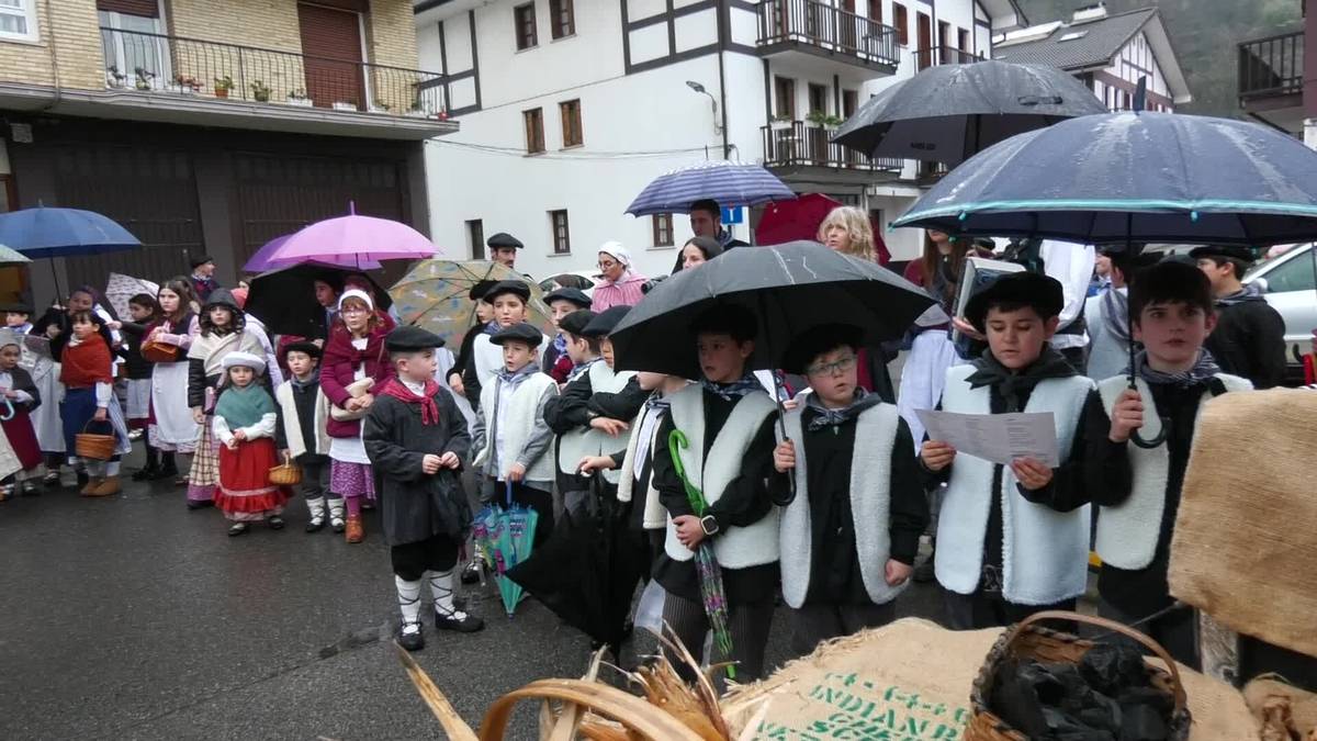 Olentzerorekin batera alaitu dituzte kaleak legorretarrek