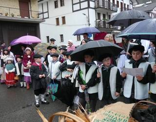 Olentzerorekin batera alaitu dituzte kaleak legorretarrek