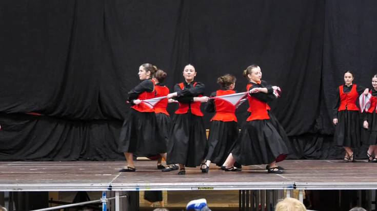 Dantzari Gazteen Topaketa ospatu da Ordiziako plazan