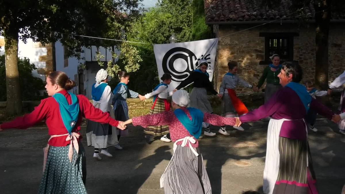 Udako solstizioa ospatu zuten dantza eta txotx artean