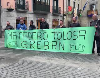 Goierriko abeltzainei zerbitzua eskaintzen dien Tolosako hiltegiaren grebak hamaseigarren eguna bete du