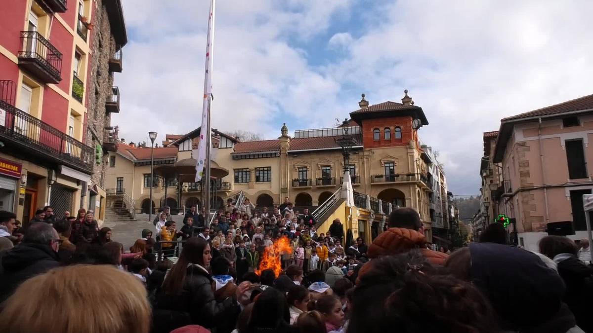 Euskararen garra indarberritu dute haur beasaindarrek, Marik ekarritako Amaren Suarekin