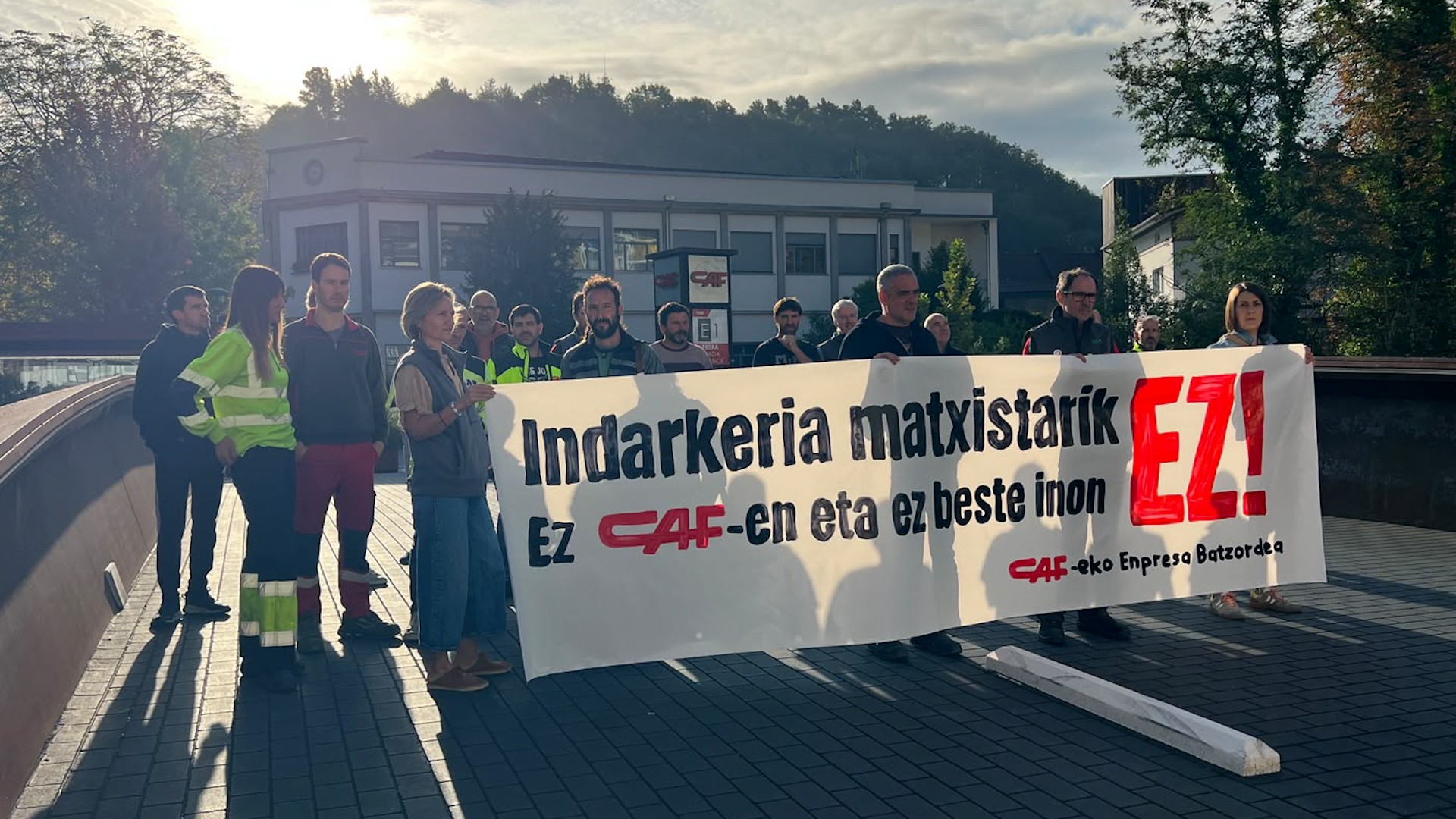 CAFeko komun batean ezkutuko kamera bat aurkitu izana salatzeko elkarretaratzea egin du Enpresa Batzordeak
