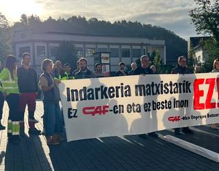 CAFeko komun batean ezkutuko kamera bat aurkitu izana salatzeko elkarretaratzea egin du Enpresa Batzordeak