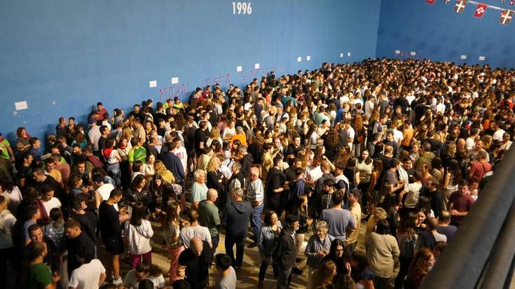 Mutiloako sagardo dastaketarako 2 oilasko erre eta 4 edalontzi