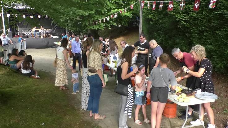 Giro ederra izan da Aztiriako Santa Marina festetan