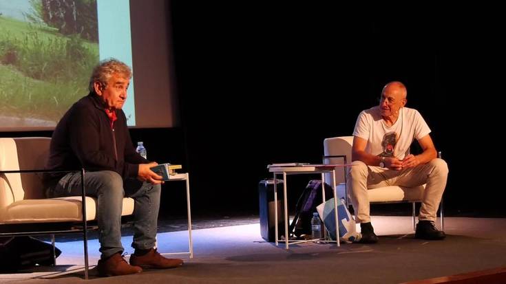 Joxe Arratibel ataundarraren inguruan aritu ziren  Bernardo Atxaga eta Miel Anjel Elustondo