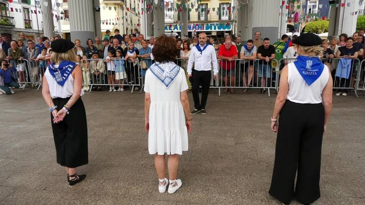 Adur Ezenarro: “Udal ordezkari guztiak soka berdinaren parte garela erakusten du dantza honek”
