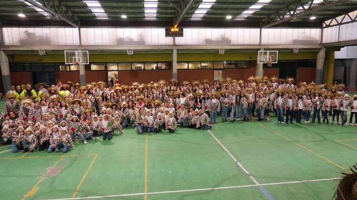 Izartxoek inauteriz jantzi zituzten kaleak larunbat arratsaldean