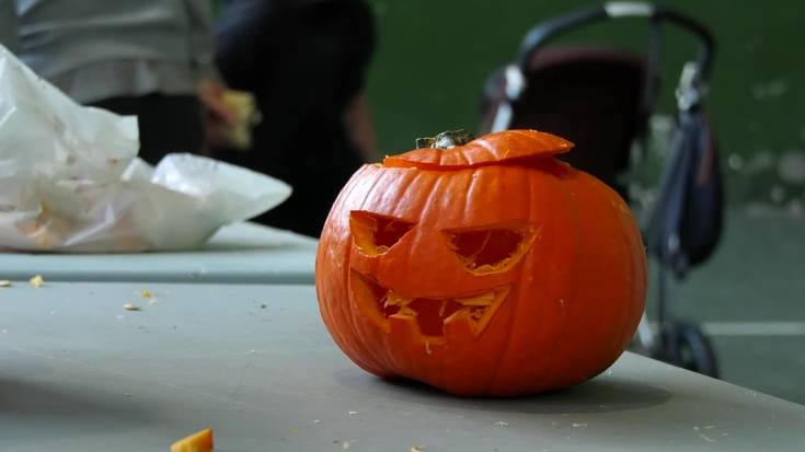 Kalabazak hustu eta margotu ondoren, prest utzi dituzte Gau Beltzerako