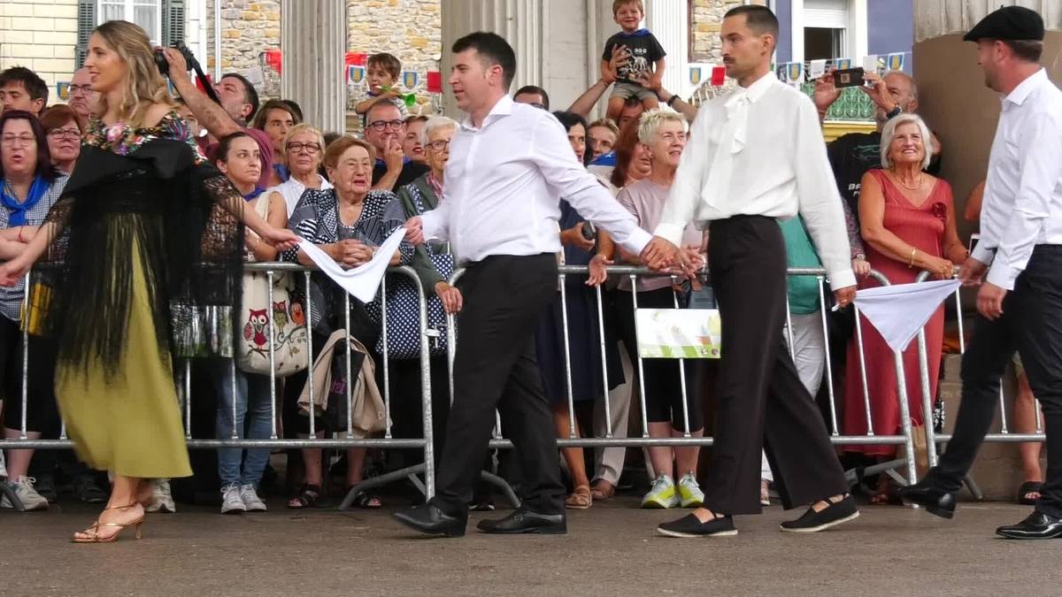 Gaurko gizartera egokituz aurrera pausua eman du Santanazaleen dantzak