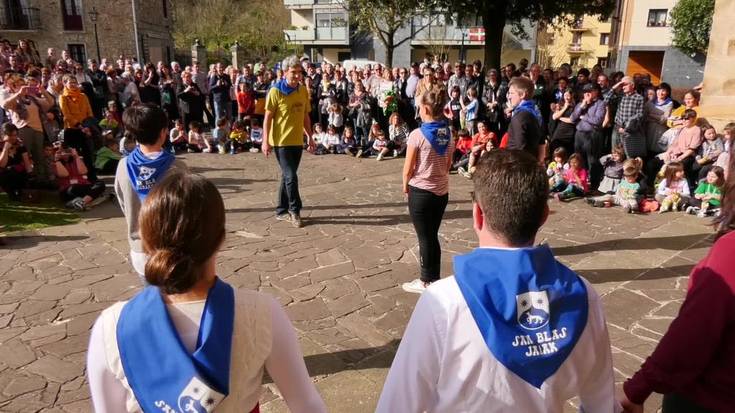 Eguzkia ere batu zen Idiazabalgo agintarien soka dantzara