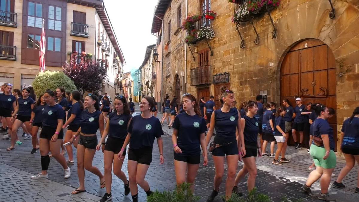 Elkar ezagutu eta euskal dantza taldeen bizirautea helburu, III. Dantzari Gazteen Topaketa egin dute