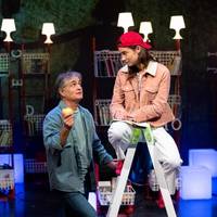 Mundua pitzatuta dago baina hantxe gabiltza oinez