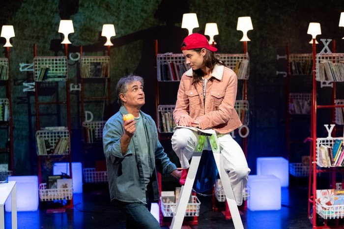 Mundua pitzatuta dago baina hantxe gabiltza oinez