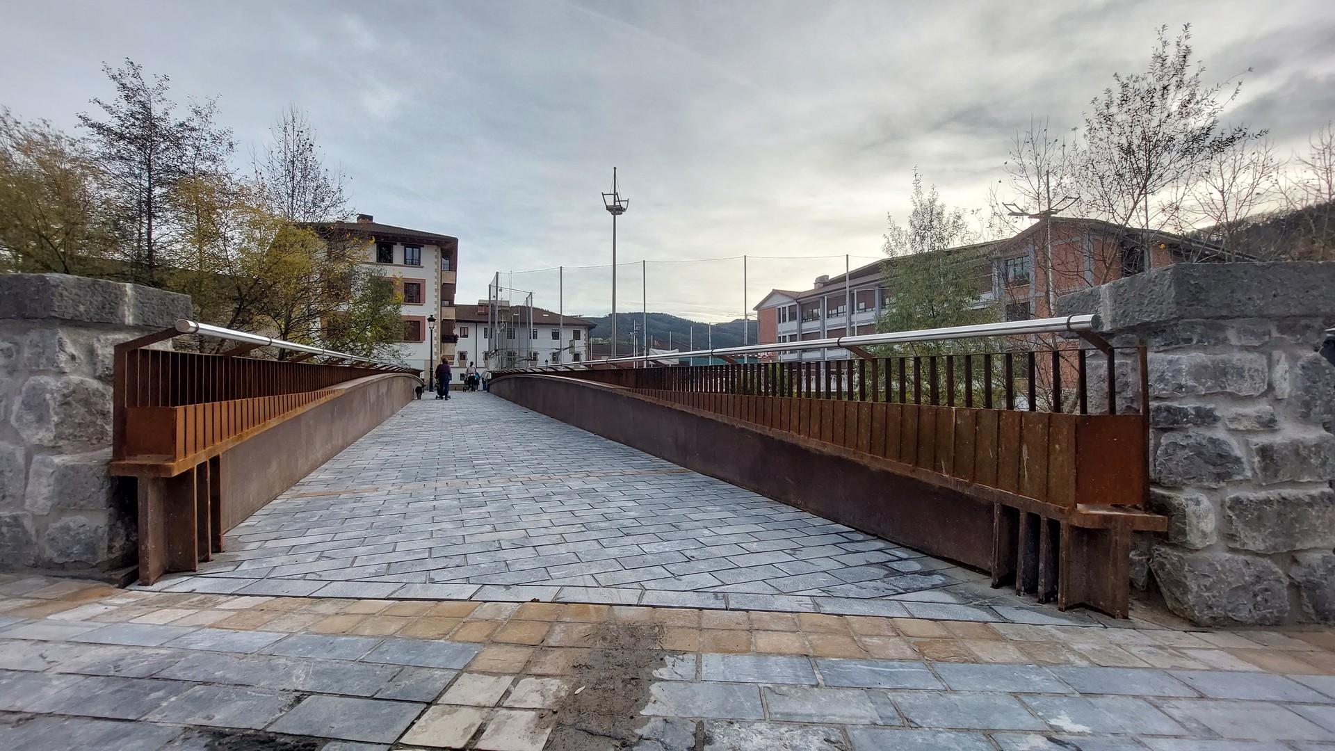 Lazkaoko oinezkoen zubi berria zabaldu dute