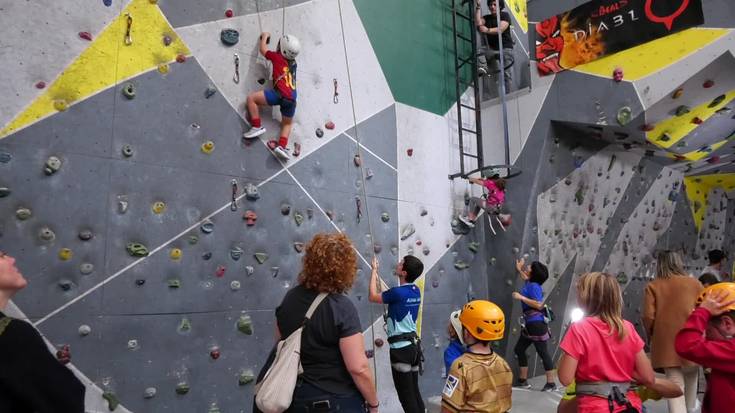 Mendian segurtasunez aritu ahal izateko oinarri bezala eskalada praktikak egin dituzte Antzizar Kiroldegian