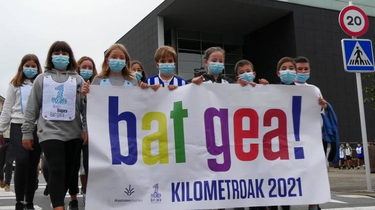 Kilometroak jaialdiaren atarian, kaleak girotzera  atera dira San Benitoko ikasleak
