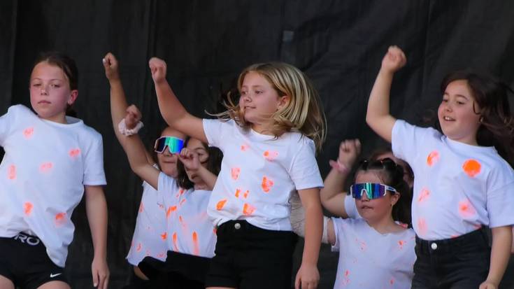 Haurren eguna borobiltzeko prestatutako dantzak oholtzaratu zituzten