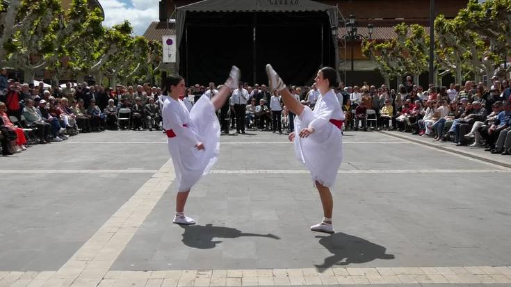 San Prudentzio egunean soka dantzak hartu zuen Lazkaoko plaza