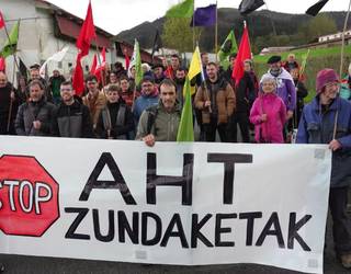 AHTaren zundaketen aurkako mendi martxa egin zuten igandean