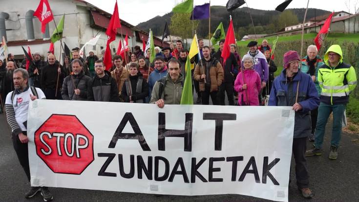 AHTaren zundaketen aurkako mendi martxa egin zuten igandean