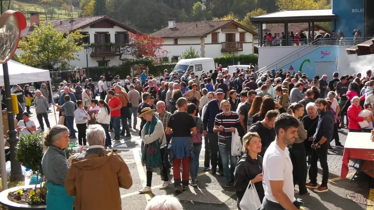 Giro ederrak eta eskaintza bikainak jendetza erakarri zuen Mutiloako Txerri Azokara